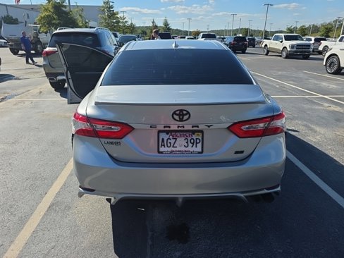 Used 2020 Toyota Camry SE image 4