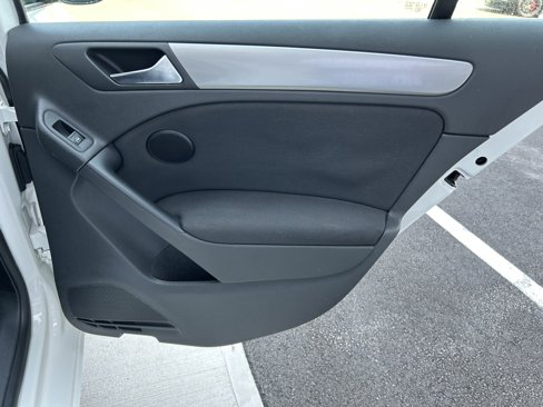 Used 2010 Volkswagen Golf 4-Door image 9