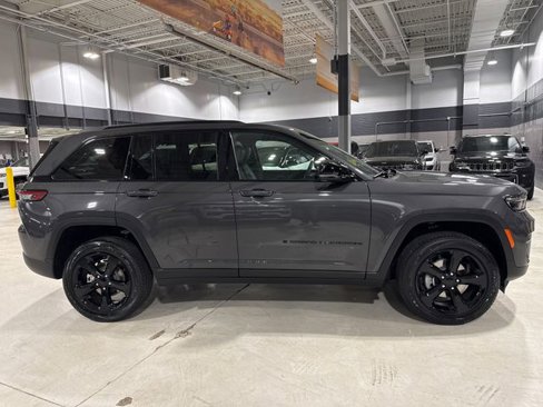 New 2025 Jeep Grand Cherokee Altitude image 8