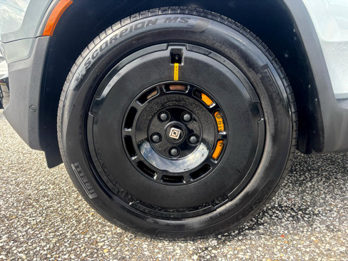 Used 2025 Rivian R1S Premium image 37
