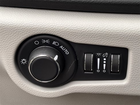 Used 2023 Chrysler Voyager LX image 22