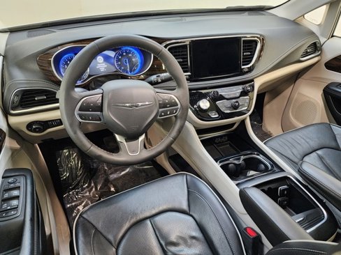 Used 2023 Chrysler Pacifica Limited image 3