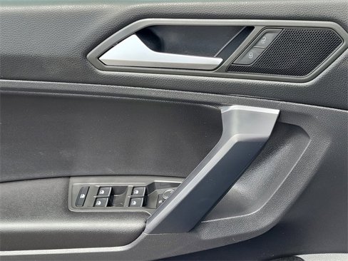 Used 2021 Volkswagen Tiguan SE image 16