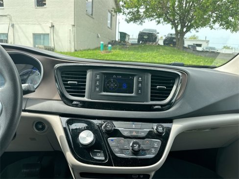 Used 2017 Chrysler Pacifica LX image 44