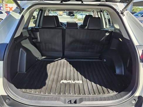 Used 2022 Toyota RAV4 XLE Premium image 9