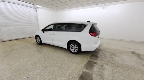 Used 2023 Chrysler Pacifica Touring-L image 6