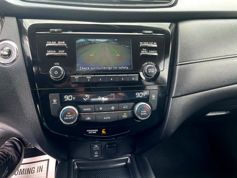 Used 2017 Nissan Rogue SV image 16
