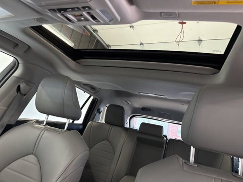 Used 2024 Toyota Highlander XLE image 11