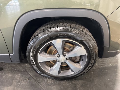 Used 2019 Jeep Cherokee Limited w/ Luxury Group image 38