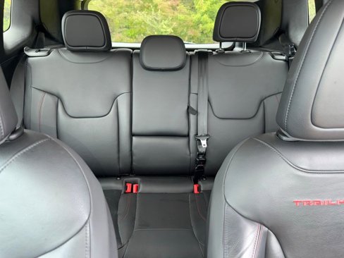 Used 2017 Jeep Renegade Trailhawk w/ Premium Trailhawk Package image 13
