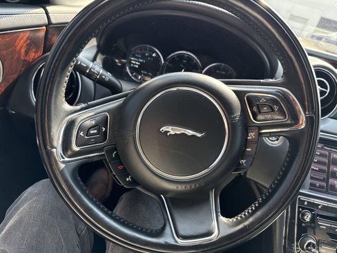 Used 2013 Jaguar XJ image 22