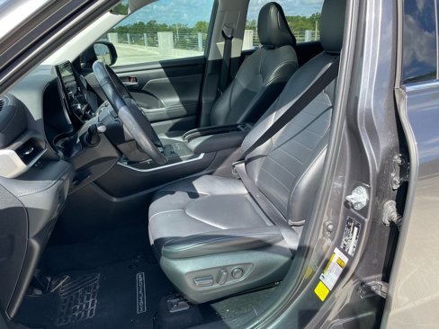 Used 2021 Toyota Highlander XLE image 18
