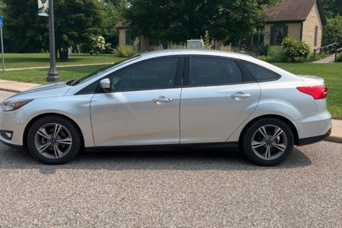Used 2018 Ford Focus SE w/ SE Appearance Package image 2