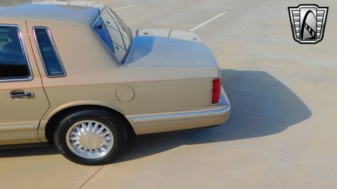 Used 1996 Lincoln Town Car Signature image 7