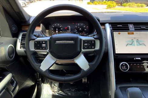 Used 2025 Land Rover Discovery Dynamic SE image 5