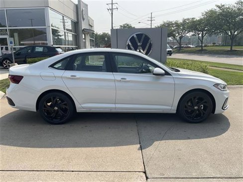 New 2025 Volkswagen Jetta SE image 2
