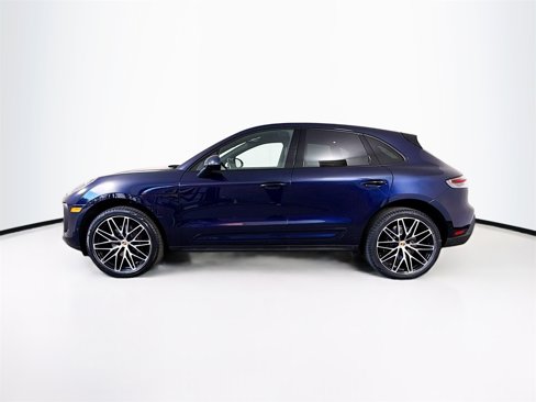 Certified 2022 Porsche Macan image 2