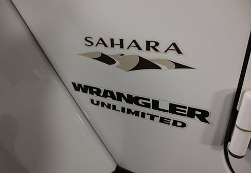 Used 2016 Jeep Wrangler Unlimited Sahara w/ Connectivity Group image 9