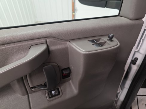 Used 2018 Chevrolet Express 3500 w/ Driver Convenience Package image 20