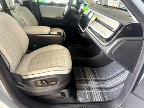 Used 2025 Rivian R1S Premium image 24