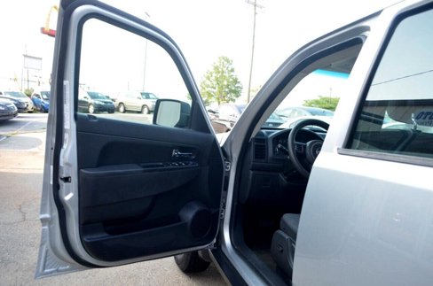 Used 2012 Jeep Liberty Sport image 17