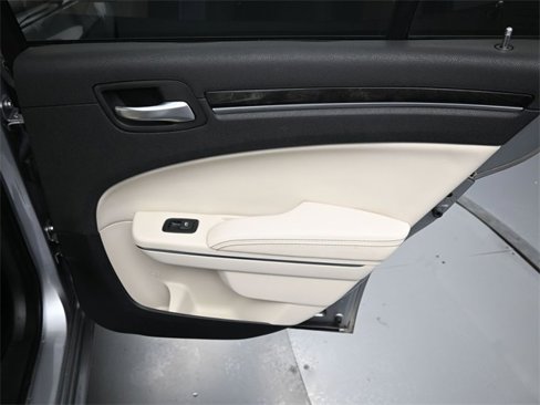 Used 2016 Chrysler 300 C image 32