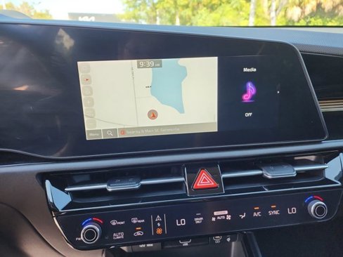 Used 2023 Kia Niro EX image 16