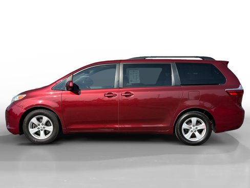 Used 2016 Toyota Sienna LE image 2