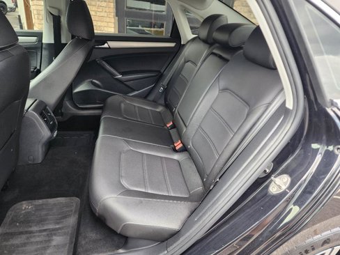 Used 2022 Volkswagen Passat 2.0T SE image 9