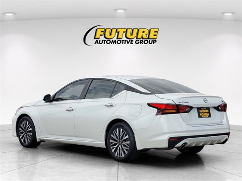 Used 2023 Nissan Altima 2.5 SV w/ SV Premium Package image 7