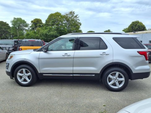 Used 2016 Ford Explorer XLT w/ Equipment Group 202A image 7