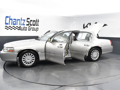 Used 2005 Lincoln Town Car Signature image 34