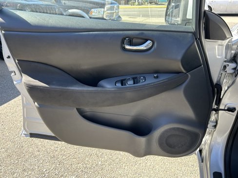 Used 2015 Nissan Leaf S image 13
