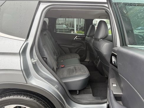 Used 2023 Mitsubishi Outlander SE image 35