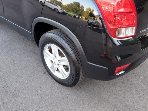 Used 2021 Chevrolet Trax LS w/ Tint and Cruise Package image 9