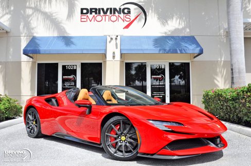 Used 2023 Ferrari SF90 Spider image 1