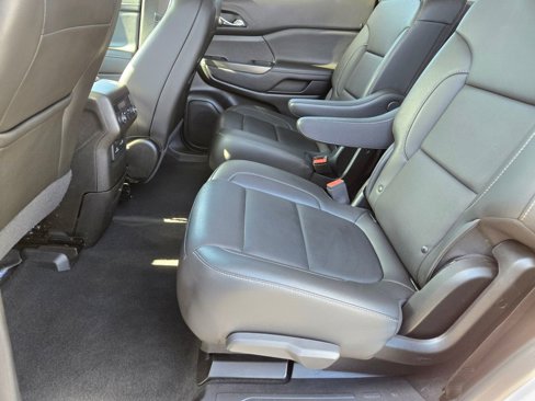 Used 2023 GMC Acadia SLT image 12