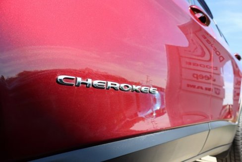 Used 2019 Jeep Cherokee Limited image 7