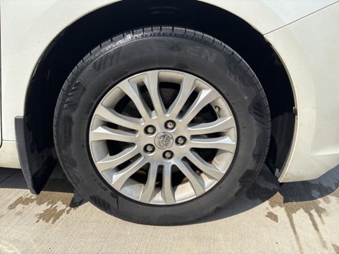 Used 2016 Toyota Sienna L image 11