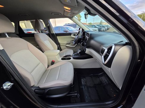 Used 2023 Kia Soul LX image 9