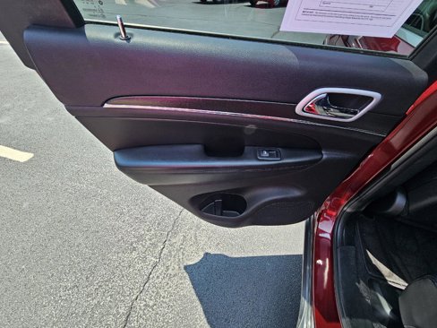 Used 2018 Jeep Grand Cherokee Limited image 18