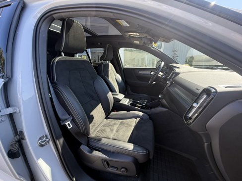 Used 2021 Volvo XC40 P8 Recharge image 23