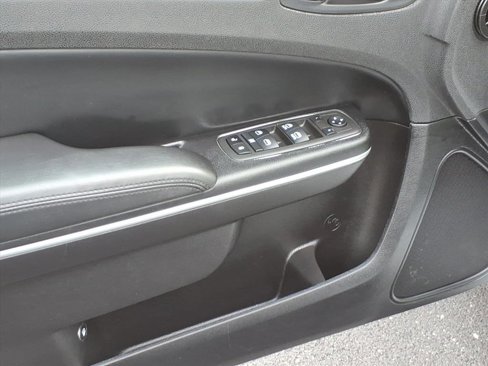 Used 2021 Chrysler 300 Touring L image 9