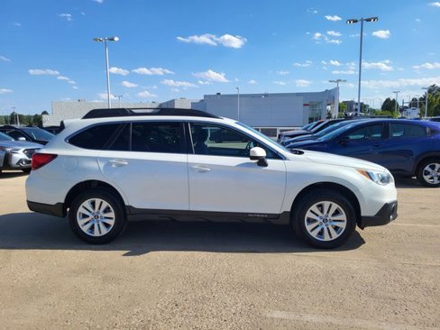 Used 2017 Subaru Outback 2.5i Premium image 3