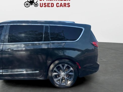 Used 2017 Chrysler Pacifica Limited image 17