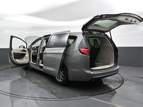 Used 2023 Chrysler Pacifica Touring-L image 55