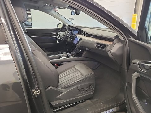 Used 2019 Audi e-tron Premium Plus image 3
