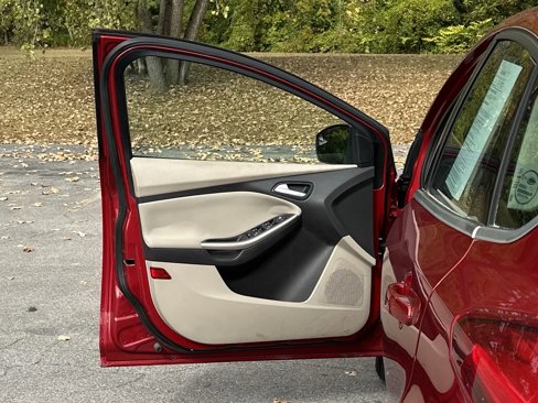 Used 2012 Ford Focus SEL w/ SEL/Titanium Winter Pkg image 21