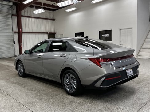 Used 2024 Hyundai Elantra Blue image 22
