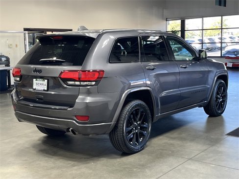 Used 2017 Jeep Grand Cherokee Altitude image 4
